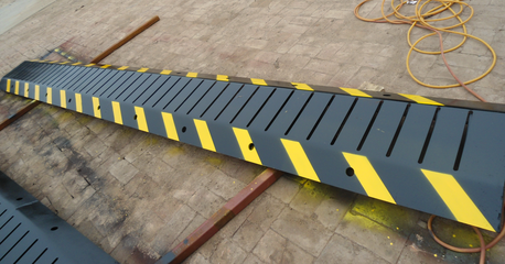 破胎器材質(zhì)是鋼板的 收費站用破胎器攔車作用大 單位門前的阻車裝置是破胎器