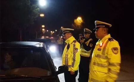 高速交警動用破胎器威懾暴力闖卡，路虎車被瞬間破胎